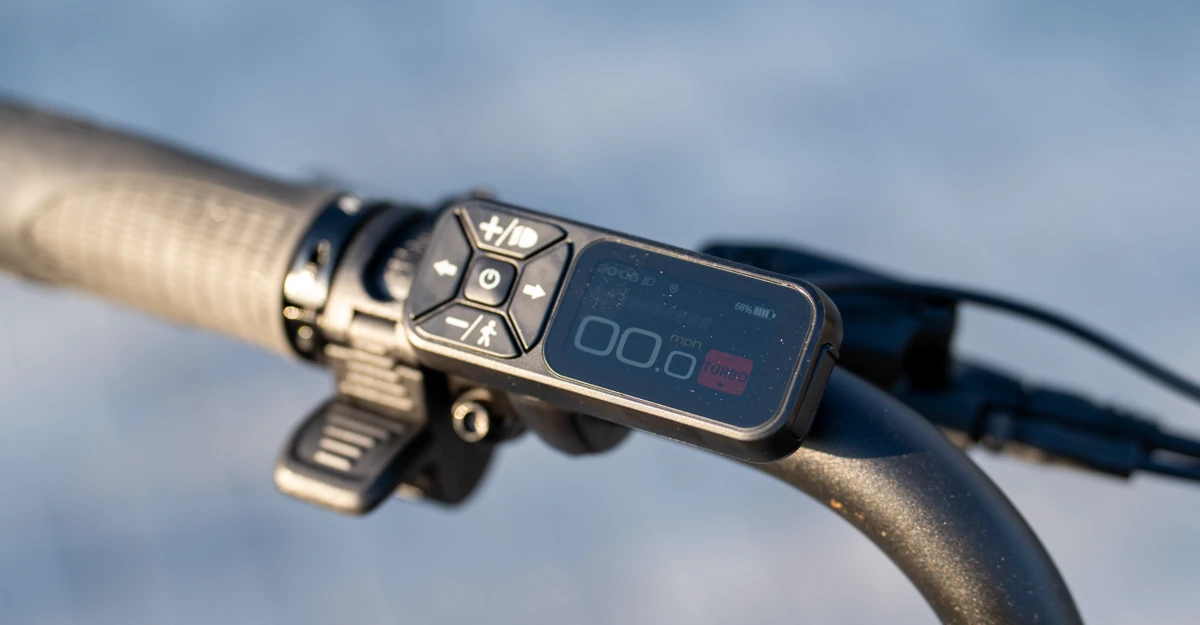 Aventon Abound SR backlit display is very visible even in bright sunlight and at night