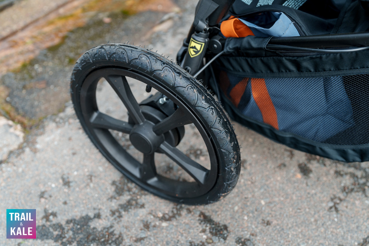 Wheel suspension and air-filled tires make for a comfortable ride, even on gravel and uneven surfaces.