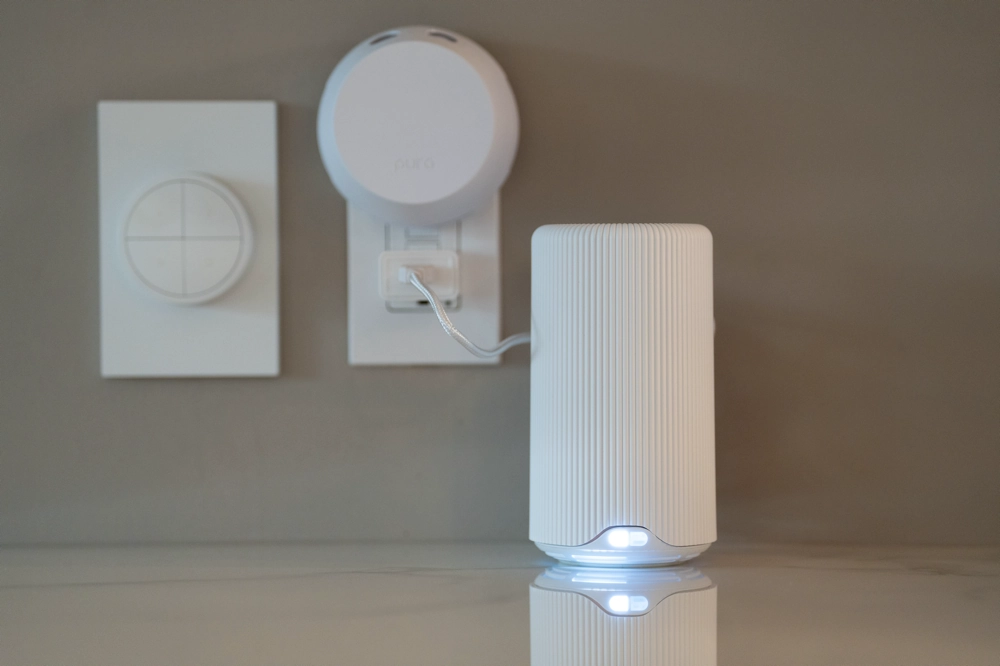 Pura 4 next to the Pura Plus tabletop diffuser