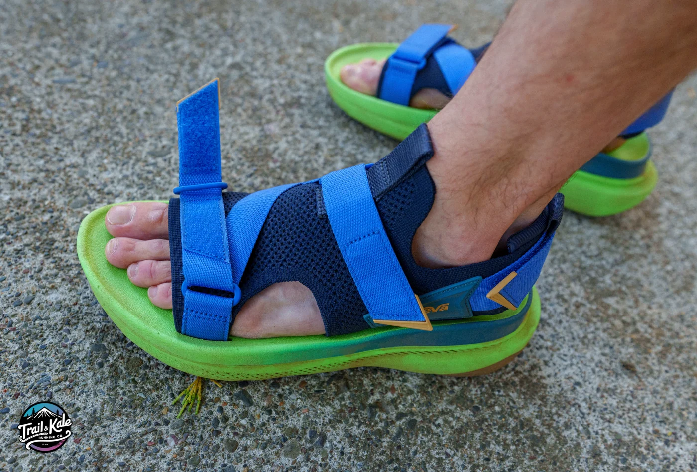 The toe area is slightly elevated off the ground, acting as a forefoot rocker, which helps in protecting your toes despite the lack of a reinforced toe bumper